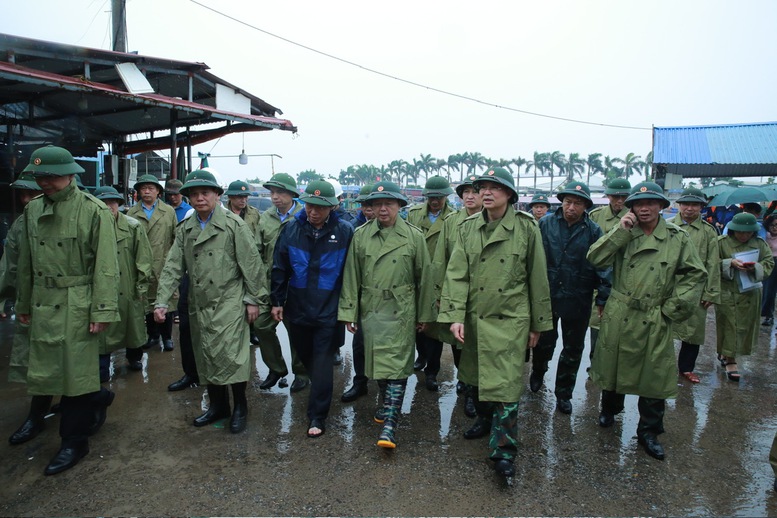 Phó Thủ tướng đánh giá TP. Hải Phòng cần đặc biệt lưu ý một số vấn đề, nhất là công tác dự báo sớm và đúng, để có biện pháp ứng phó kịp thời - Ảnh: VGP/Minh Khôi