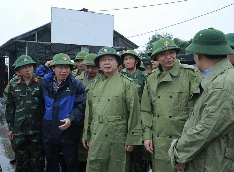 Phó Thủ tướng Trần Hồng Hà nghe báo cáo về công tác phòng, chống bão số 3 trên địa bàn TP. Hải Phòng - Ảnh: VGP/Minh Khôi