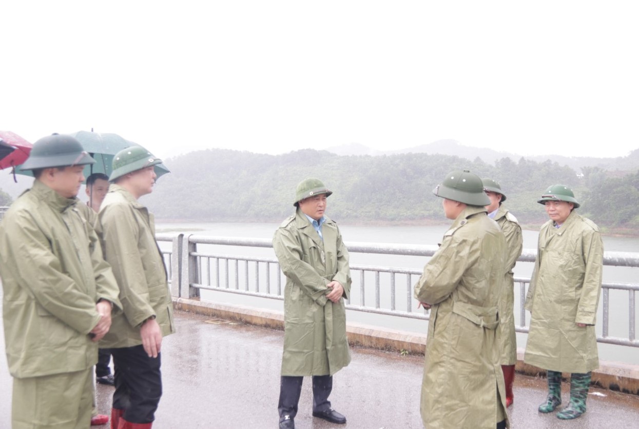 Phó Chủ tịch UBND tỉnh Lạng Sơn Lương Trọng Quỳnh kiểm tra thực tế công tác chuẩn bị ứng phó với bão số 3 tại xã Khuất Xá, tỉnh Lạng Sơn