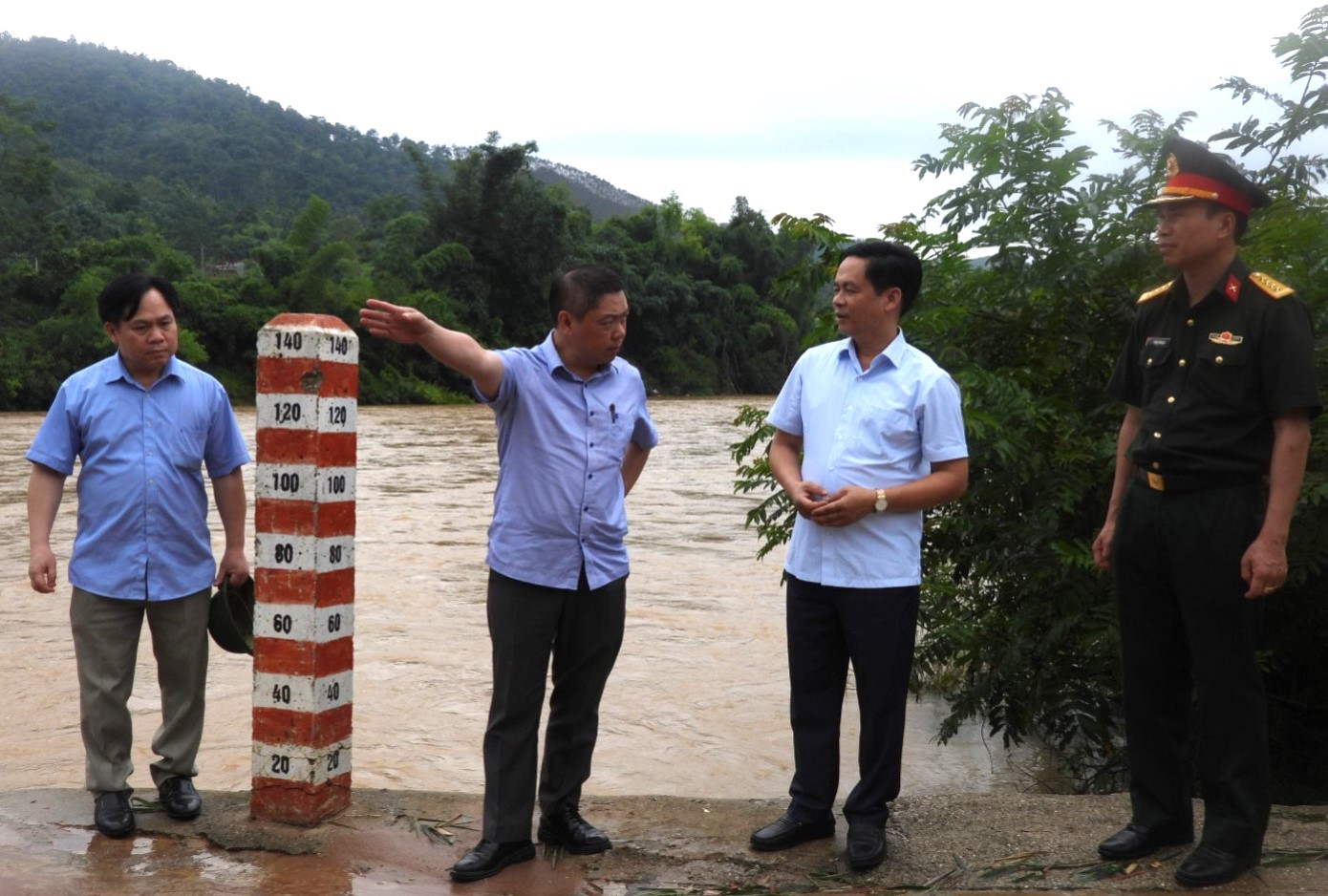 Phó Chủ tịch UBND tỉnh Lạng Sơn Đoàn Thanh Sơn kiểm tra công tác phòng, chống bão số 3 tại xã Na Sầm, tỉnh Lạng Sơn