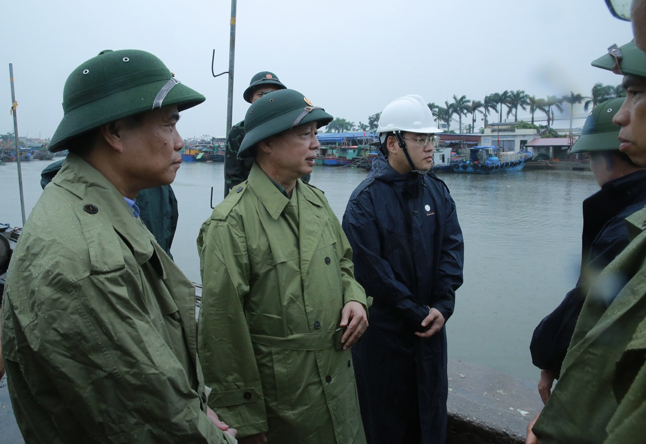 Phó Thủ tướng Trần Hồng Hà kiểm tra công tác phòng, chống bão số 3 tại Hải Phòng