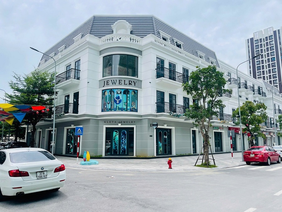 Tại góc phố Quang Trung thân quen, các căn shophouse hiện đại giờ vừa là nơi kế thừa ký ức, vừa mở ra một nhịp sống mới hiện đại và năng động