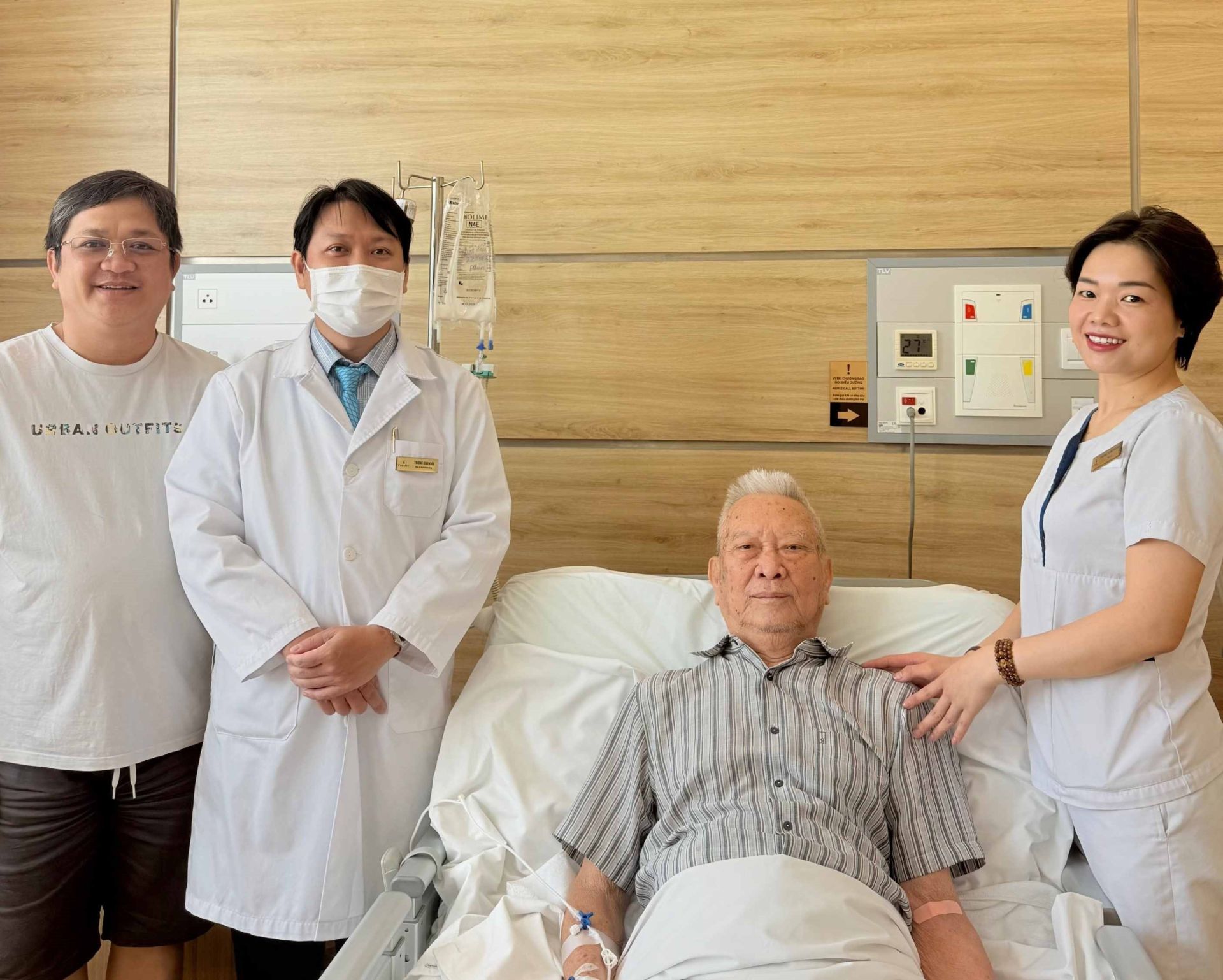 Phẫu thuật nội soi thành công cho cụ bà 86 tuổi: Bước tiến mới trong điều trị ung thư tại miền Trung