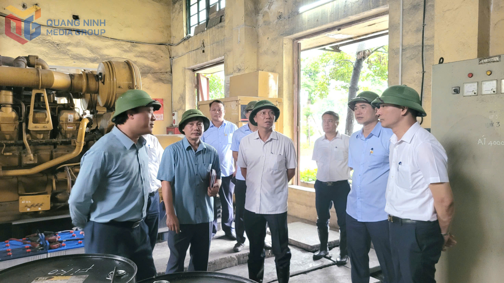 Ông Phan Xuân Thủy, Phó Tổng Giám đốc TKV kiểm tra hệ thống máy phát điện dự phòng của Công ty Than Mạo Khê. Ông Phan Xuân Thủy, Phó Tổng Giám đốc TKV kiểm tra hệ thống máy phát điện dự phòng của Công ty Than Mạo Khê.