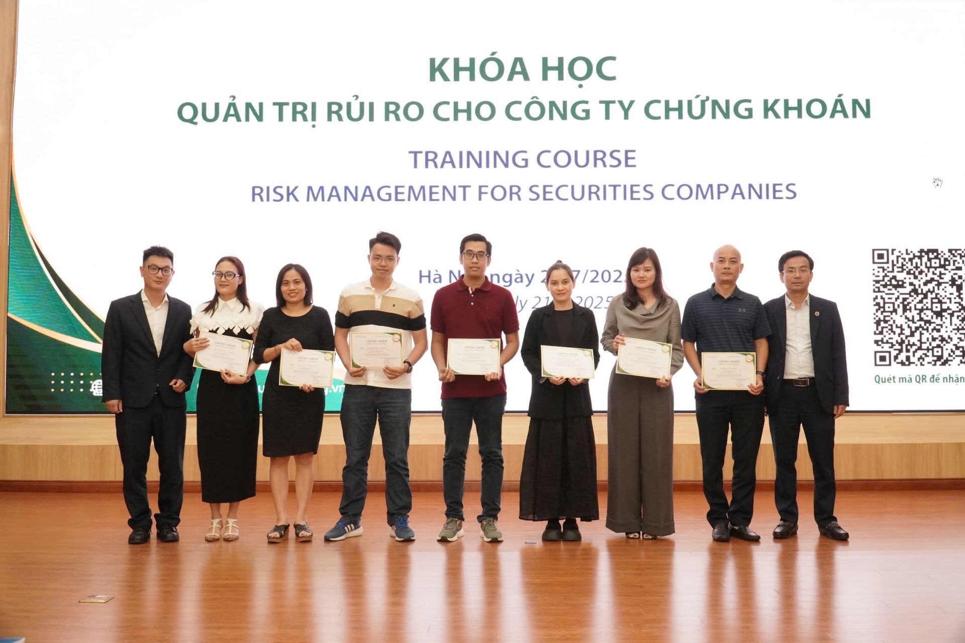 Các học viên nhận chứng chỉ sau chương trình đào tạo