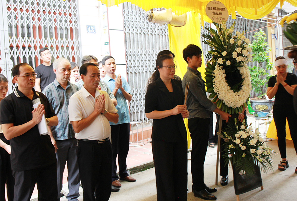 Đồng chí Thái Hải Anh cùng Đoàn công tác của tỉnh thăm viếng, chia sẻ nỗi đau với gia đình các nạn nhân.