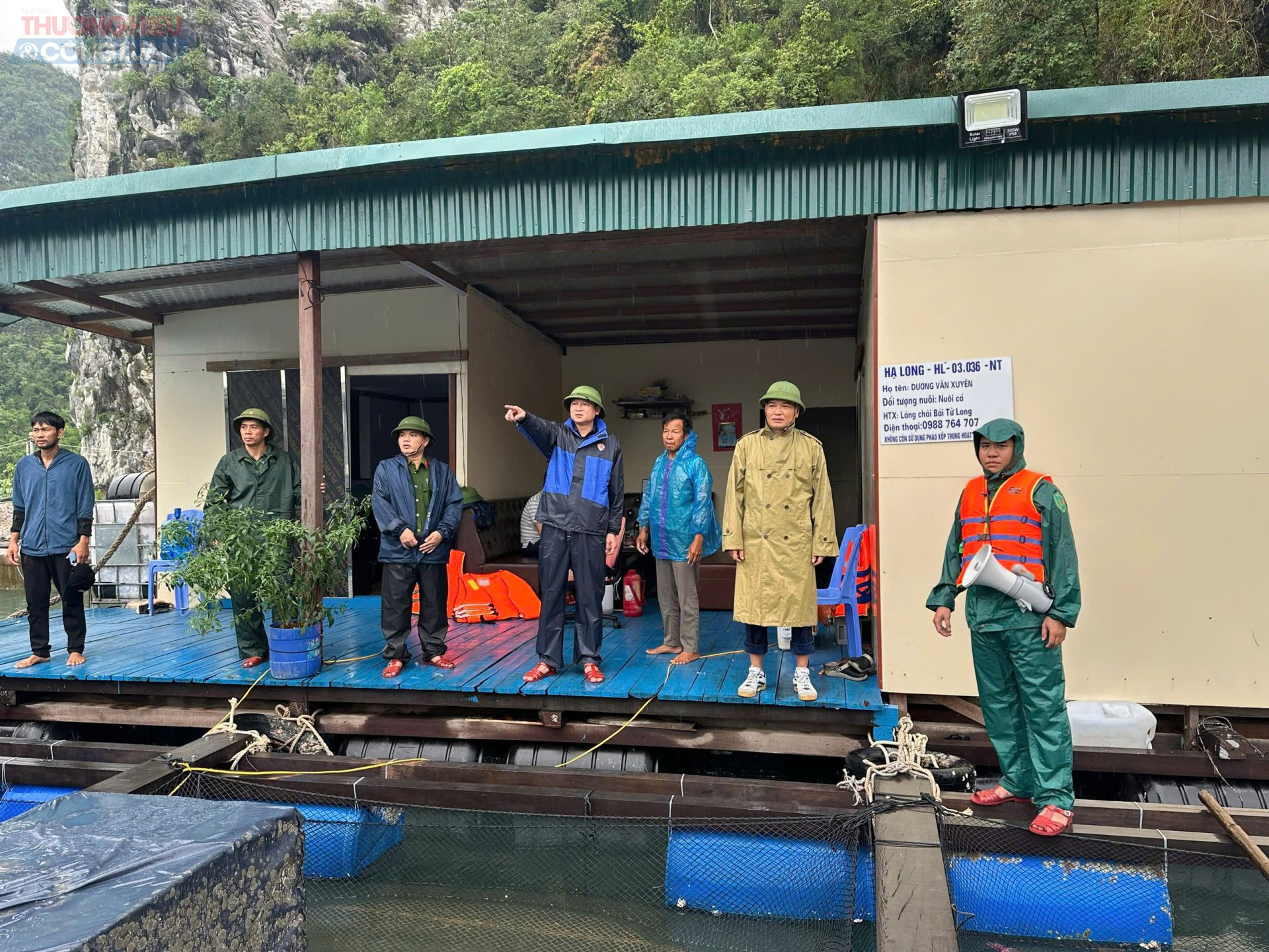 Đoàn công tác của đặc khu Vân Đồn chỉ đạo công tác chống bão tại các khu nuôi trồng thuỷ hải sản. Đoàn công tác của đặc khu Vân Đồn chỉ đạo công tác chống bão tại các khu nuôi trồng thuỷ hải sản.