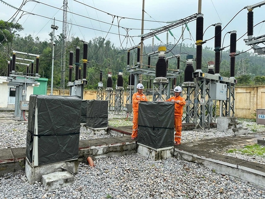 Công nhân TBA 110 kV Giếng Đáy (PC Quảng Ninh) thực hiện chằng chống thiết bị, phòng chống cơn bão số 3