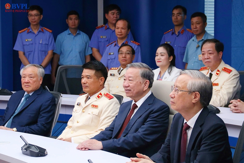 Tổng Bí thư Tô Lâm cùng các đại biểu tại Trung tâm điều hành thông minh của ngành Kiểm sát nhân dân. Tổng Bí thư Tô Lâm cùng các đại biểu tại Trung tâm điều hành thông minh của ngành Kiểm sát nhân dân.