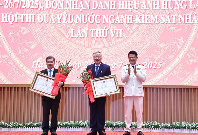 Viện trưởng VKSND tối cao Nguyễn Huy Tiến trao Kỷ niệm chương “Vì sự nghiệp Kiểm sát” tặng đồng chí Nguyễn Hoà Bình và đồng chí Lê Minh Trí. Viện trưởng VKSND tối cao Nguyễn Huy Tiến trao Kỷ niệm chương “Vì sự nghiệp Kiểm sát” tặng đồng chí Nguyễn Hoà Bình và đồng chí Lê Minh Trí.