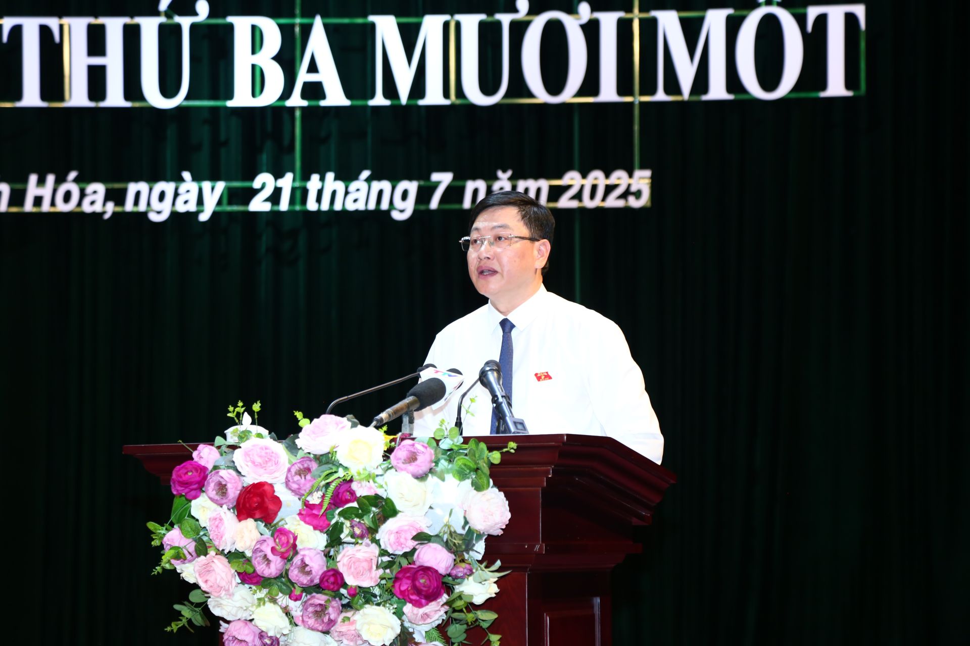 Phó Chủ tịch UBND tỉnh Mai Xuân Liêm trình bày báo cáo tại kỳ họp.