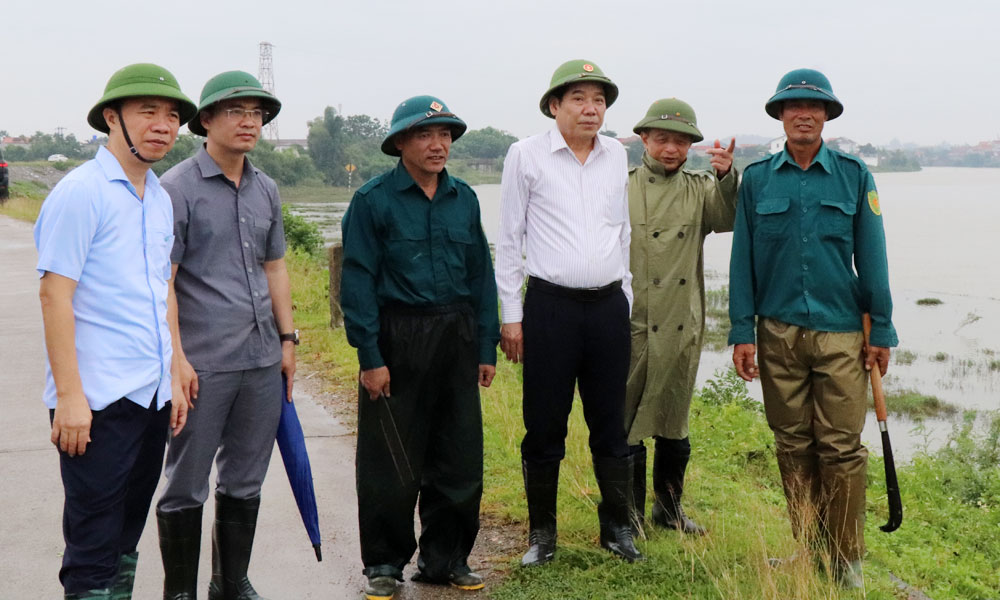 Đồng chí Nguyễn Văn Gấu trao đổi với lực lượng làm nhiệm vụ phòng, chống lụt bão tại phường Cảnh Thụy
