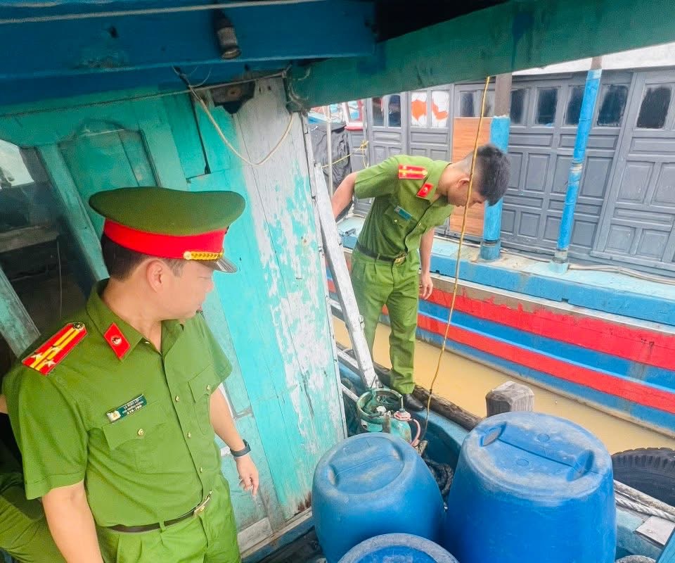 Đoàn công tác tiến hành kiểm tra trực tiếp công tác tổ chức neo đậu tàu tuyền tránh trú bão Đoàn công tác tiến hành kiểm tra trực tiếp công tác tổ chức neo đậu tàu tuyền tránh trú bão