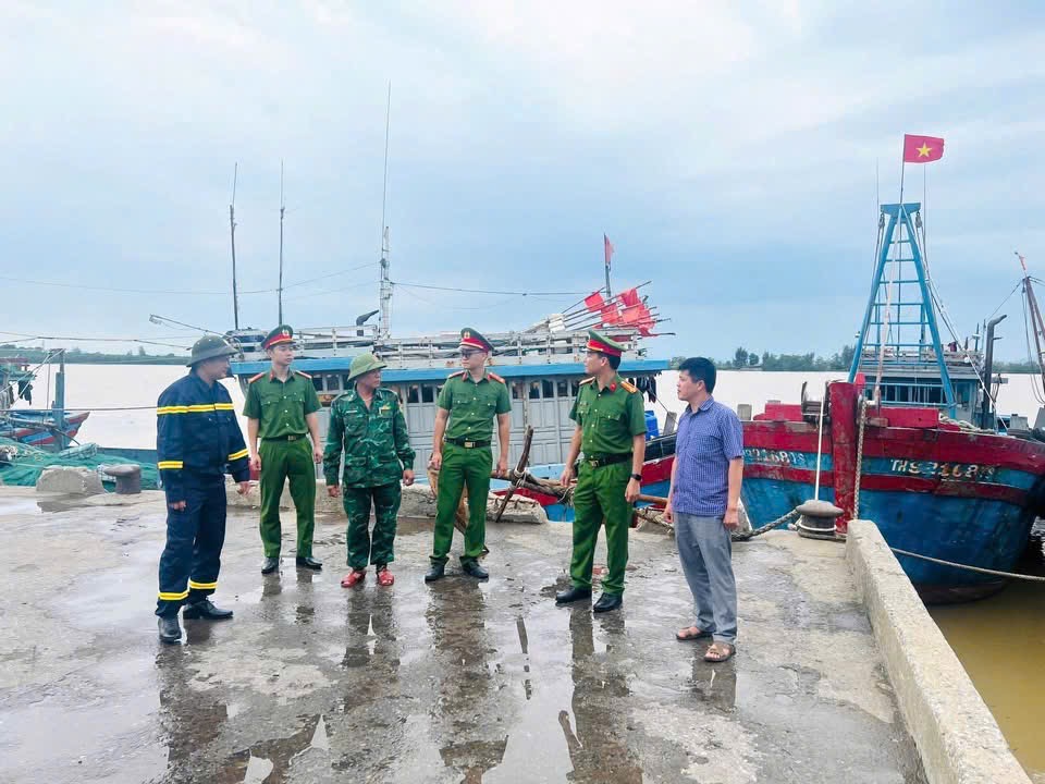 Đoàn công tác liên ngành kiểm tra công tác neo đậu tàu thuyền, sẵn sàng ứng phó với bão số 3 Đoàn công tác liên ngành kiểm tra công tác neo đậu tàu thuyền, sẵn sàng ứng phó với bão số 3