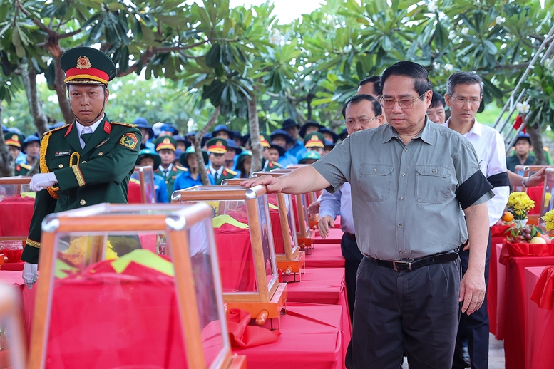 Thủ tướng Phạm Minh Chính cùng đoàn công tác dự lễ viếng, lễ truy điệu và an táng hài cốt liệt sĩ tại Nghĩa trang liệt sĩ Dốc Bà Đắc - Ảnh: VGP/Nhật Bắc Thủ tướng Phạm Minh Chính cùng đoàn công tác dự lễ viếng, lễ truy điệu và an táng hài cốt liệt sĩ tại Nghĩa trang liệt sĩ Dốc Bà Đắc - Ảnh: VGP/Nhật Bắc