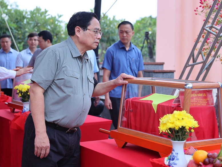 Thủ tướng: Đảng, Nhà nước sẽ tiếp tục làm hết sức mình để thực hiện hiệu quả hơn nữa công tác tìm kiếm, quy tập và xác định danh tính liệt sĩ, để không một liệt sĩ nào bị lãng quên, không một gia đình liệt sĩ nào phải chờ đợi trong vô vọng - Ảnh: VGP/Nhật Bắc Thủ tướng: Đảng, Nhà nước sẽ tiếp tục làm hết sức mình để thực hiện hiệu quả hơn nữa công tác tìm kiếm, quy tập và xác định danh tính liệt sĩ, để không một liệt sĩ nào bị lãng quên, không một gia đình liệt sĩ nào phải chờ đợi trong vô vọng - Ảnh: VGP/Nhật Bắc