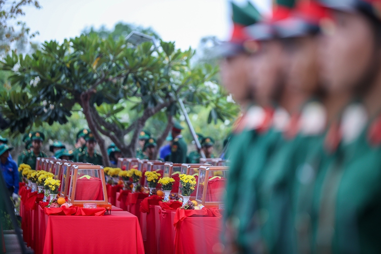 81 liệt sĩ quân tình nguyện, chuyên gia Việt Nam hy sinh tại Campuchia và trong nước, được tìm kiếm, quy tập trong mùa khô 2024-2025, trong đó 80 liệt sĩ an táng tại nghĩa trang và 1 liệt sĩ được người thân tiếp nhận, đón về quê an táng - Ảnh: VGP/Nhật Bắc 81 liệt sĩ quân tình nguyện, chuyên gia Việt Nam hy sinh tại Campuchia và trong nước, được tìm kiếm, quy tập trong mùa khô 2024-2025, trong đó 80 liệt sĩ an táng tại nghĩa trang và 1 liệt sĩ được người thân tiếp nhận, đón về quê an táng - Ảnh: VGP/Nhật Bắc