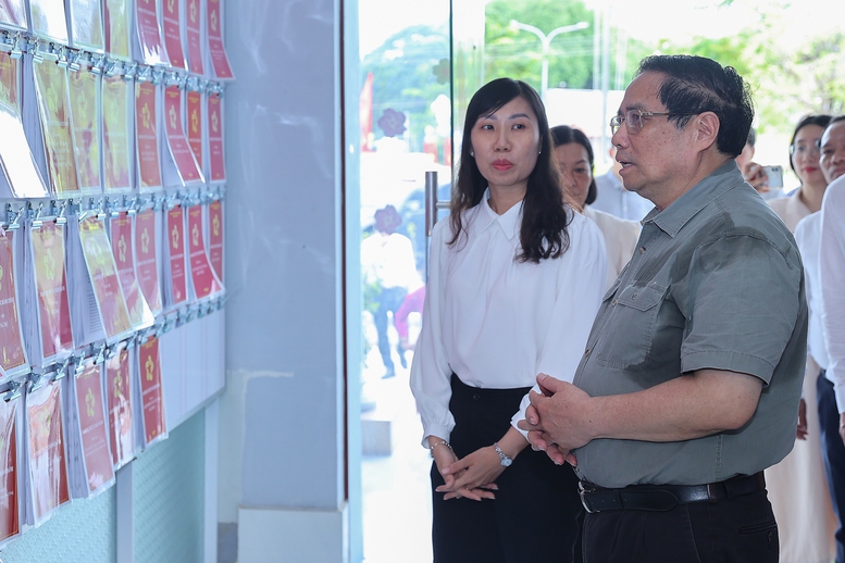 Thủ tướng Phạm Minh Chính kiểm tra hoạt động của các trung tâm phục vụ hành chính công, phục vụ người dân và doanh nghiệp tại phường Thới Sơn, tỉnh An Giang (phường biên giới) - Ảnh: VGP/Nhật Bắc Thủ tướng Phạm Minh Chính kiểm tra hoạt động của các trung tâm phục vụ hành chính công, phục vụ người dân và doanh nghiệp tại phường Thới Sơn, tỉnh An Giang (phường biên giới) - Ảnh: VGP/Nhật Bắc