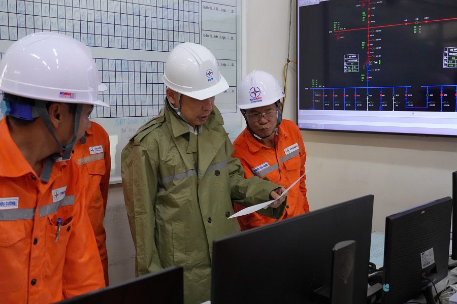 Đoàn lãnh đạo kiểm tra công tác chuẩn bị ứng phó bão Whipha tại các trạm 110kV tại Hải Phòng