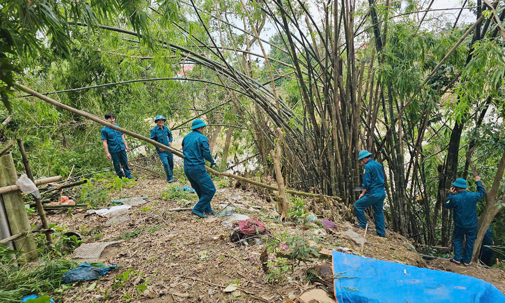 Lực lượng chức năng xã Hợp Thịnh chuẩn bị vật tư gia cố đê. Lực lượng chức năng xã Hợp Thịnh chuẩn bị vật tư gia cố đê.