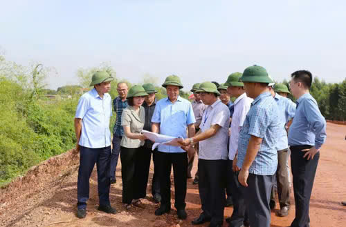 Phó Chủ tịch UBND tỉnh Lê Xuân Lợi kiểm tra sạt lở đê bối ở xã Mỹ Thái. Phó Chủ tịch UBND tỉnh Lê Xuân Lợi kiểm tra sạt lở đê bối ở xã Mỹ Thái.