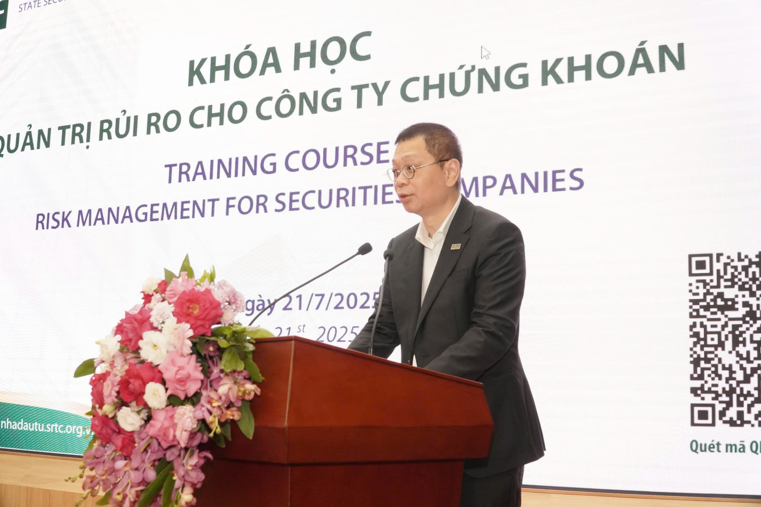 Ông Tan Boon Gin - Tổng Giám đốc Công ty Quản lý Thị trường – SGX phát biểu tại chương trình đào tạo.