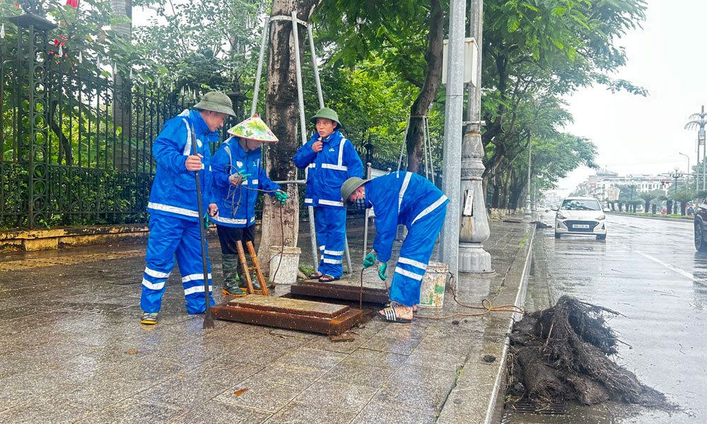 Công nhân Công ty Quản lý công trình đô thị Bắc Ninh tập trung nạo nét các cống thoát nước trên địa bàn phường Bắc Giang. Công nhân Công ty Quản lý công trình đô thị Bắc Ninh tập trung nạo nét các cống thoát nước trên địa bàn phường Bắc Giang.