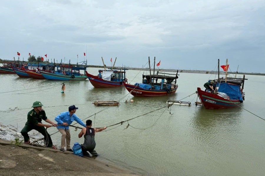 Bộ đội Biên phòng Hà Tĩnh hỗ trợ ngư dân lai dắt các phương tiện vào nơi tránh trú bão. Bộ đội Biên phòng Hà Tĩnh hỗ trợ ngư dân lai dắt các phương tiện vào nơi tránh trú bão.