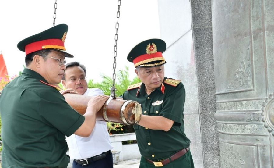 Thượng tướng Lê Quang Minh thực hiện nghi thức thỉnh chuông tri ân các Anh hùng liệt sĩ tại Nghĩa trang Liệt sĩ quốc gia Đường 9. Thượng tướng Lê Quang Minh thực hiện nghi thức thỉnh chuông tri ân các Anh hùng liệt sĩ tại Nghĩa trang Liệt sĩ quốc gia Đường 9.