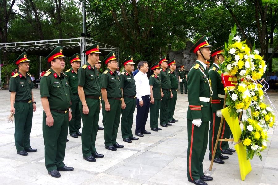 Đoàn công tác Quân ủy Trung ương, Bộ Quốc phòng tri ân các Anh hùng liệt sĩ tại Quảng Trị