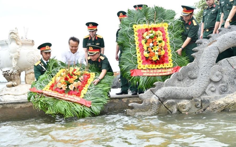 Thượng tướng Lê Quang Minh cùng các đại biểu thực hiện nghi lễ thả hoa tưởng niệm các Anh hùng liệt sĩ tại Bến thả Hoa bờ Nam sông Thạch Hãn. Thượng tướng Lê Quang Minh cùng các đại biểu thực hiện nghi lễ thả hoa tưởng niệm các Anh hùng liệt sĩ tại Bến thả Hoa bờ Nam sông Thạch Hãn.