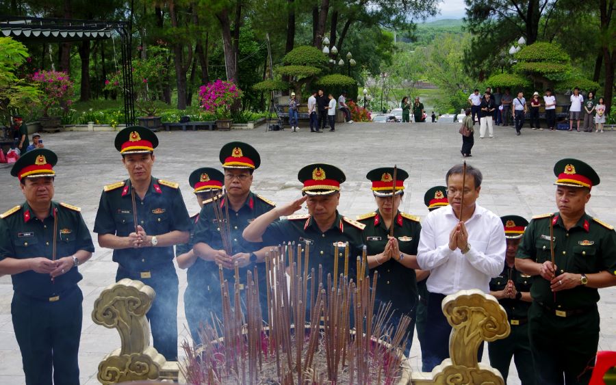 Thượng tướng Lê Quang Minh cùng các đại biểu đã thành kính dâng hương tri ân các Anh hùng liệt sĩ. Thượng tướng Lê Quang Minh cùng các đại biểu đã thành kính dâng hương tri ân các Anh hùng liệt sĩ.