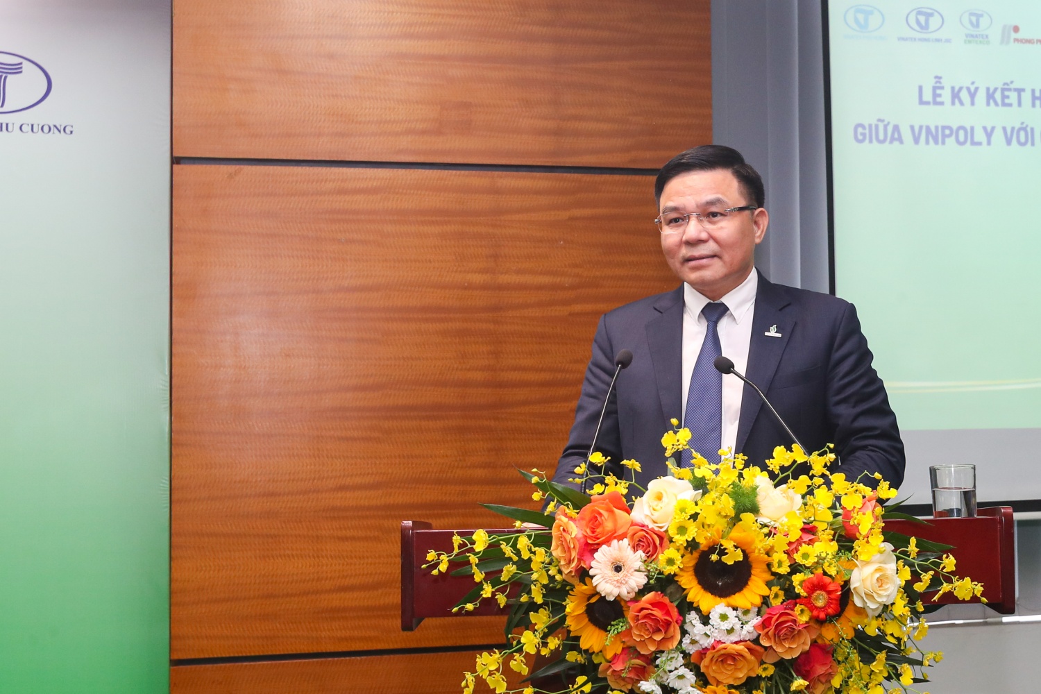 Chủ tịch HĐTV Petrovietnam Lê Mạnh Hùng: Sự hợp tác giữa VNPOLY và các đơn vị trực thuộc của VINATEX để cùng nâng cao khả năng cạnh tranh của các bên trên thị trường trong nước cũng như quốc tế Chủ tịch HĐTV Petrovietnam Lê Mạnh Hùng: Sự hợp tác giữa VNPOLY và các đơn vị trực thuộc của VINATEX để cùng nâng cao khả năng cạnh tranh của các bên trên thị trường trong nước cũng như quốc tế