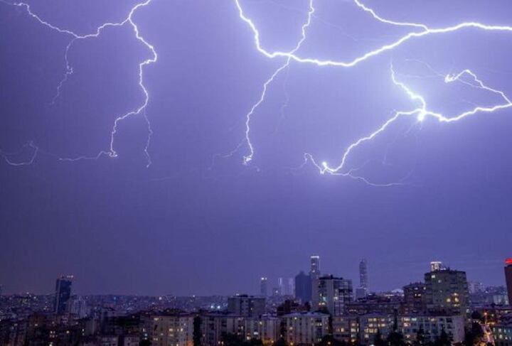 Mây dông kéo về Hà Nội, cảnh báo lốc sét và mưa lớn diện rộng do ảnh hưởng bão số 3