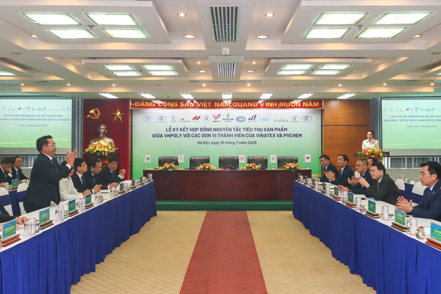 Petrovietnam - VINATEX: Tạo sự bền vững trong chuỗi cung ứng “hóa chất - xơ sợi - dệt may”