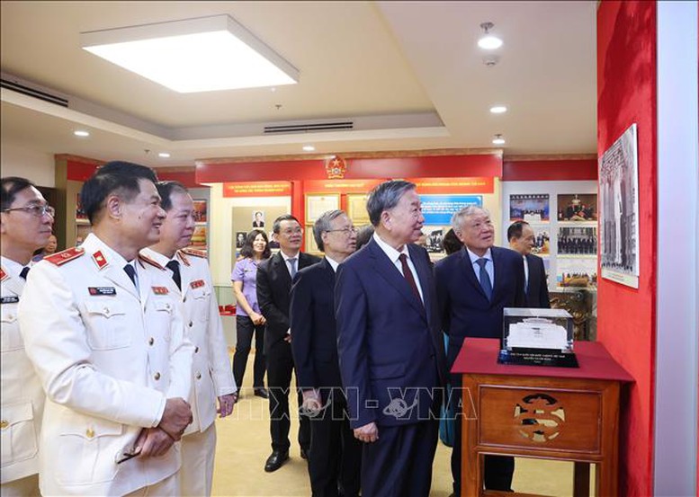 Tổng Bí thư và các đại biểu thăm phòng truyền thống ngành KSND - Ảnh: TTXVN Tổng Bí thư và các đại biểu thăm phòng truyền thống ngành KSND - Ảnh: TTXVN