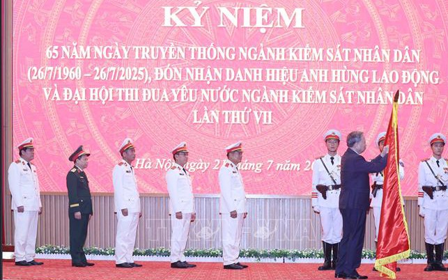 Tổng Bí thư trao tặng danh hiệu Anh hùng Lao động cho tập thể Viện KSND Tối cao - Ảnh: TTXVN Tổng Bí thư trao tặng danh hiệu Anh hùng Lao động cho tập thể Viện KSND Tối cao - Ảnh: TTXVN