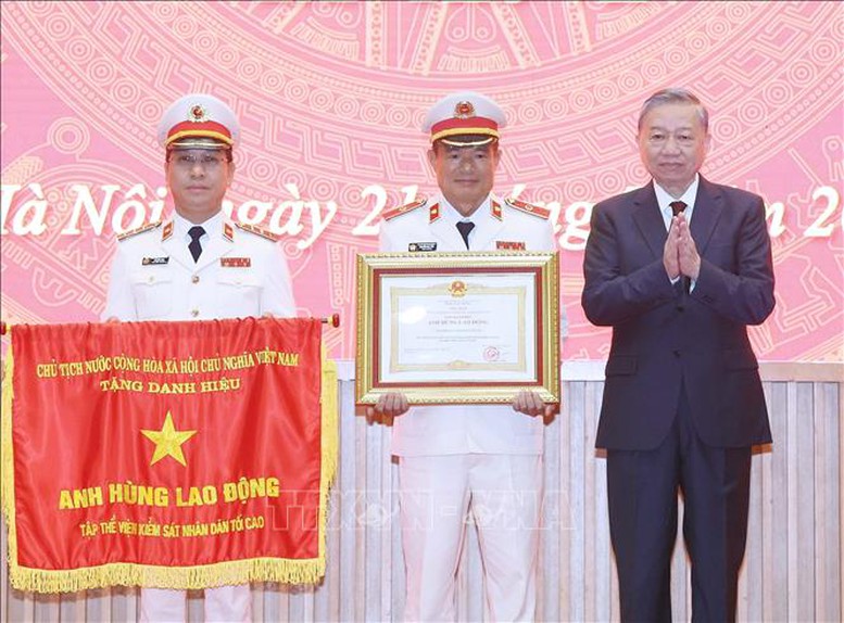 Tổng Bí thư trao tặng danh hiệu Anh hùng Lao động tặng tập thể Viện KSND Tối cao - Ảnh: TTXVN Tổng Bí thư trao tặng danh hiệu Anh hùng Lao động tặng tập thể Viện KSND Tối cao - Ảnh: TTXVN