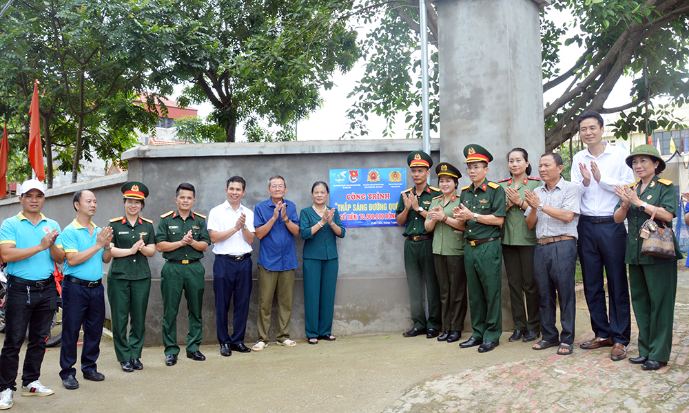 Các đồng chí lãnh đạo Bộ Chỉ huy quân sự tỉnh và chính quyền địa phương khánh thành công trình 