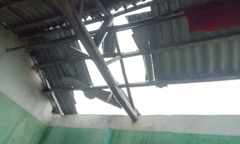 Một ngôi nhà ở xã Biên Sơn bị tốc mái do cơn dông xảy ra chiều 19/7. Một ngôi nhà ở xã Biên Sơn bị tốc mái do cơn dông xảy ra chiều 19/7.