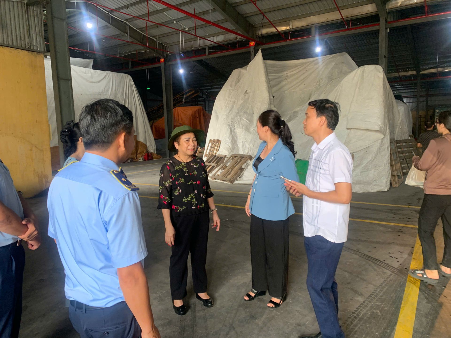 Đoàn công tác của Sở Công Thương tiến hành kiểm tra công tác dự trữ, cung ứng hàng hóa tại kho gạo của Công ty CPTM Minh Khai