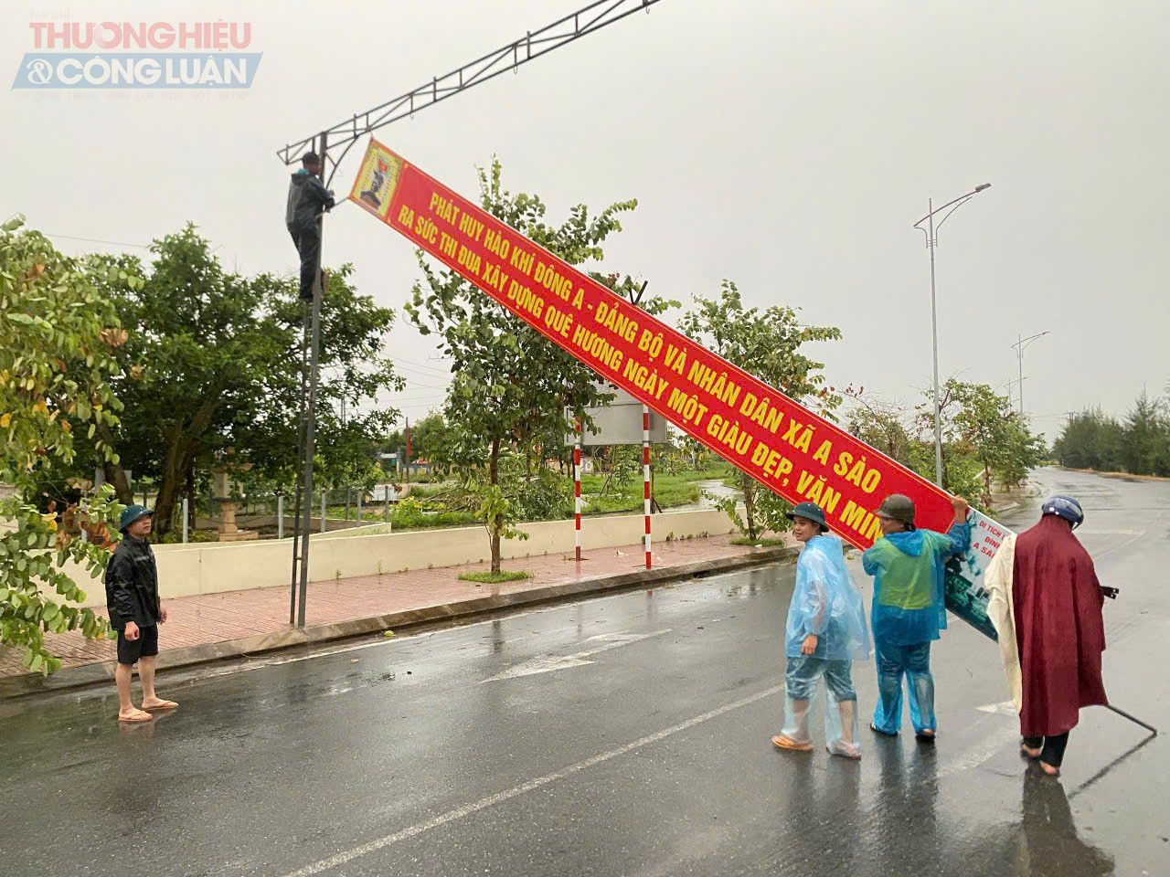 Trong ngày 21/7, lực lượng đoàn viên thanh niên xã A Sào (Hưng Yên) đồng loạt triển khai các đội hình tham gia  phối hợp cùng lực lượng Công an xã triển khai công tác phòng chống bão số 3.