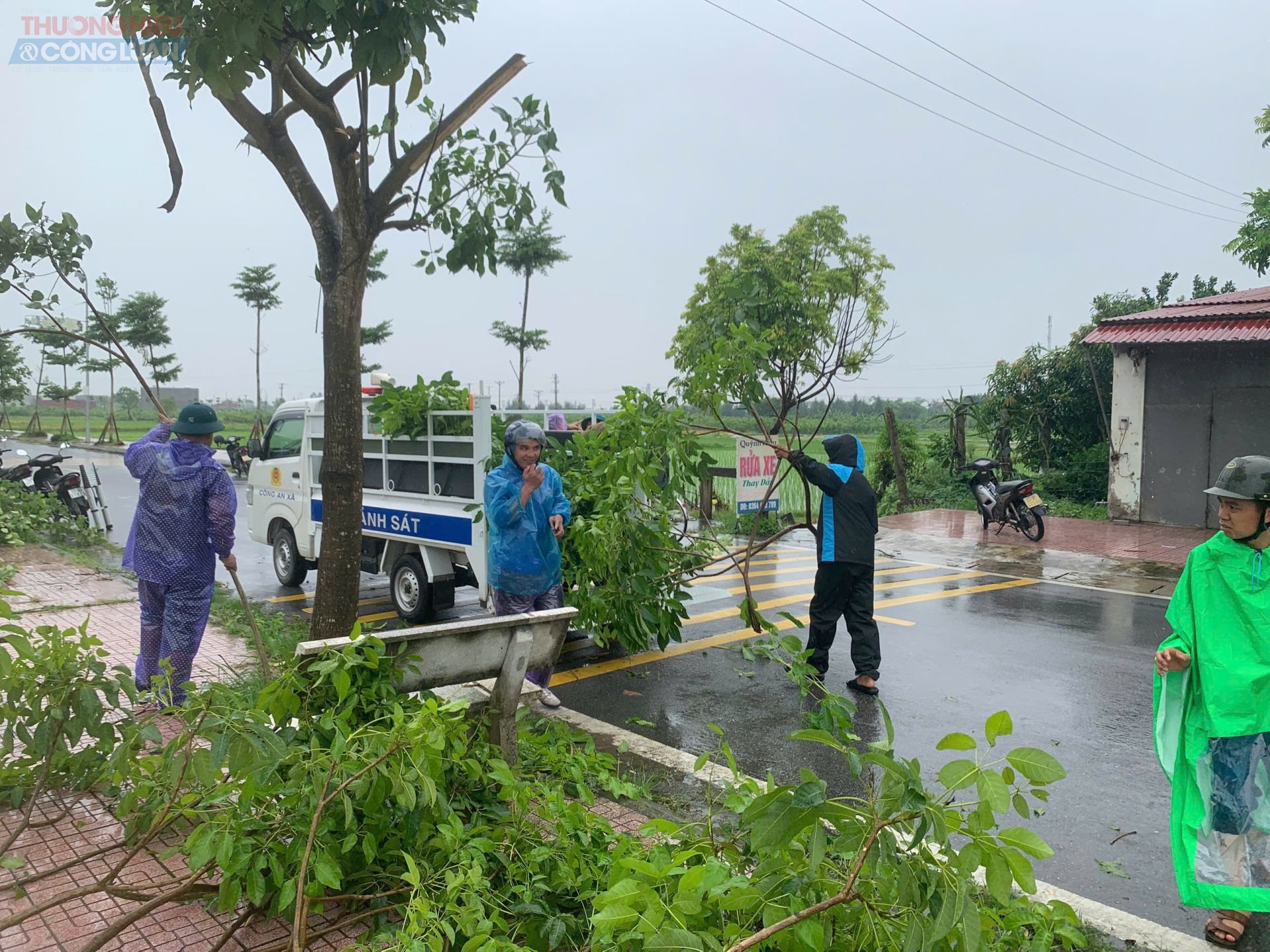 Anh Hồng Sơn - Đoàn thanh niên xã A Sào (Hưng Yên) cho biết: “Chúng tôi xác định rõ tinh thần ‘đâu cần thanh niên có, việc gì khó có thanh niên’, nên dù mưa gió thế nào, anh em vẫn có mặt để hỗ trợ bà con. Được đóng góp dù là nhỏ nhất trong công tác phòng, chống thiên tai cũng là trách nhiệm và niềm tự hào của tuổi trẻ địa phương.”