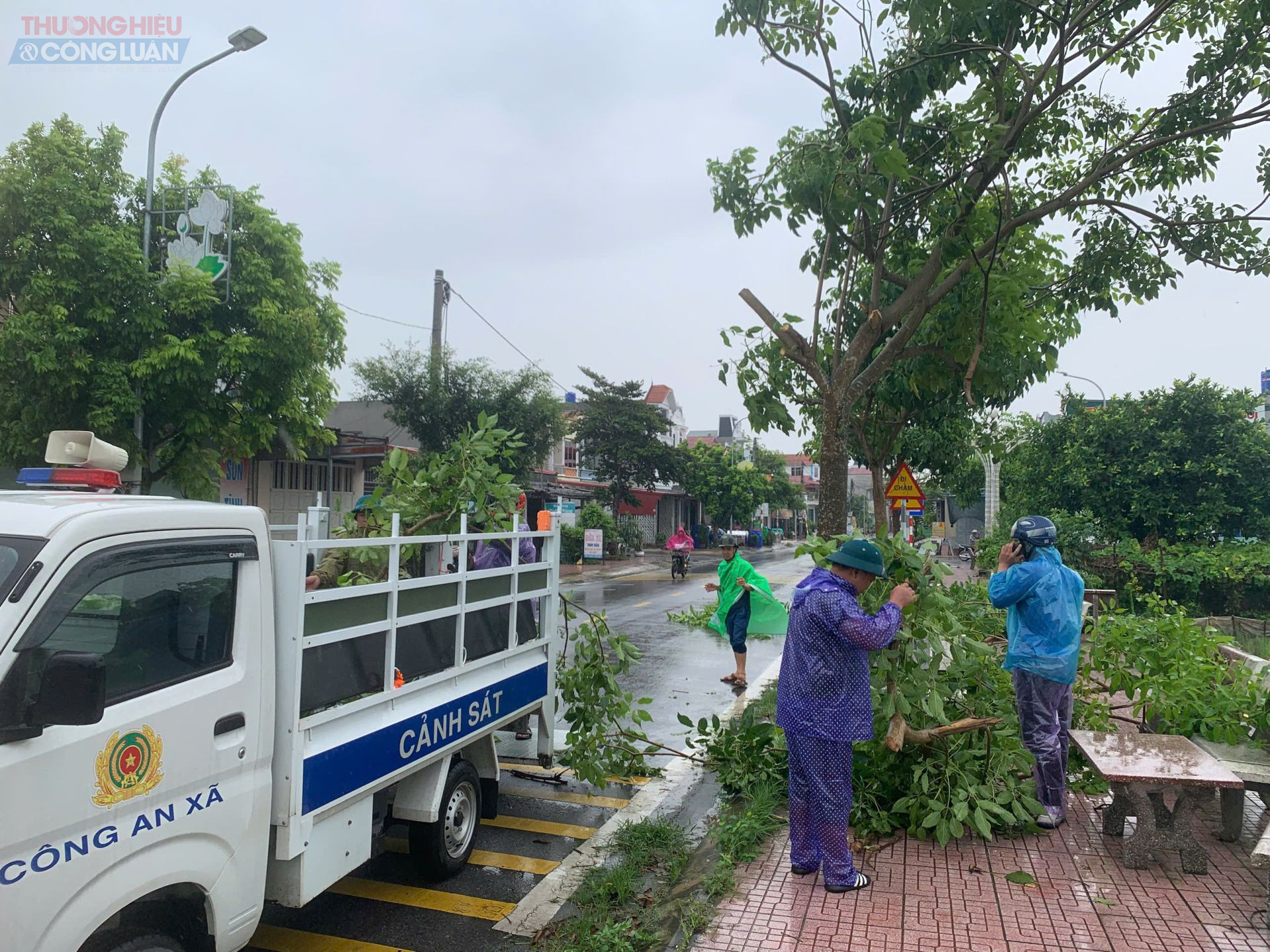 Theo đó, lực lượng đoàn viên thanh niên tập trung theo dõi chặt diễn biến cơn bão, chủ động thông tin đến cán bộ, đoàn viên, thanh thiếu nhi và nhân dân nâng cao ý thức cảnh giác, chủ động các biện pháp ứng phó phù hợp.
