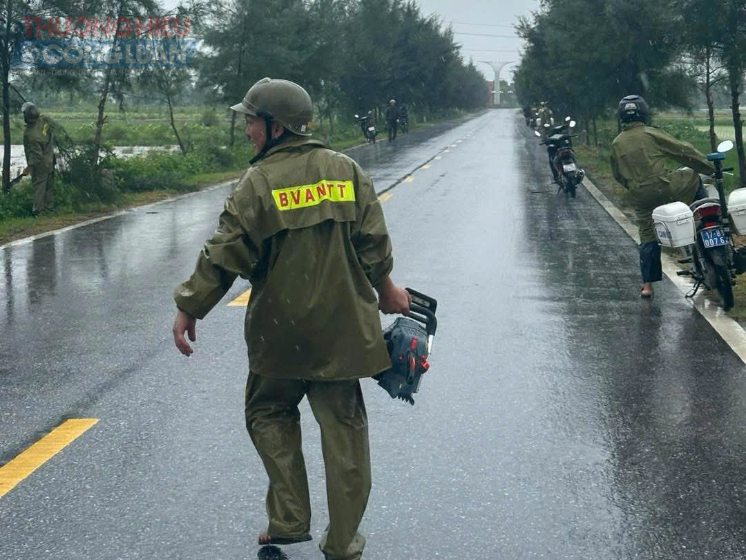 Việc làm thiết thực này không chỉ góp phần phòng ngừa thiệt hại do thiên tai gây ra mà còn thể hiện rõ vai trò nòng cốt của lực lượng Công an xã trong công tác ứng phó, giảm nhẹ rủi ro thiên tai tại cơ sở