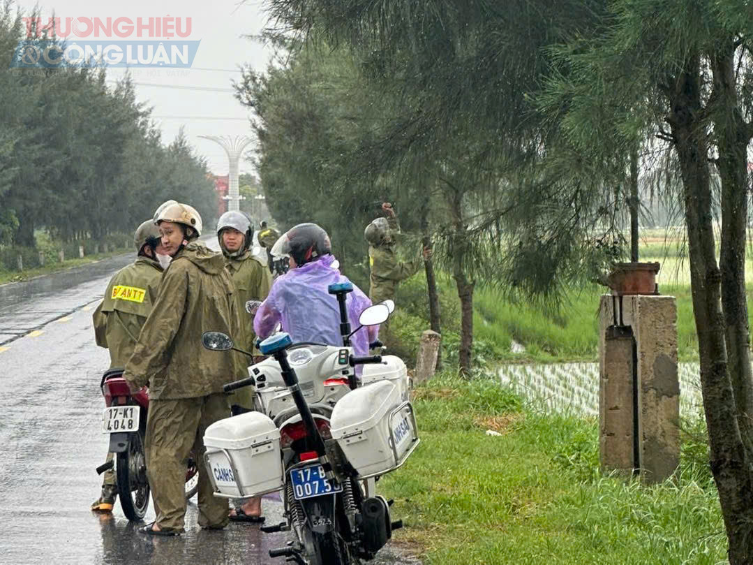 Bên cạnh đó, lực lượng công an Hưng Yên cũng đã chủ động phối hợp với chính quyền, ban ngành địa phương giúp dân phòng chống bão lũ. Cụ thể, ngày 21/7/2025, Công an xã A Sào đã tổ chức ra quân phối hợp cùng lực lượng ANTT ở cơ sở và các ban ngành đoàn thể của xã tiến hành cắt tỉa, dọn dẹp cây xanh ven các tuyến đường liên xã.