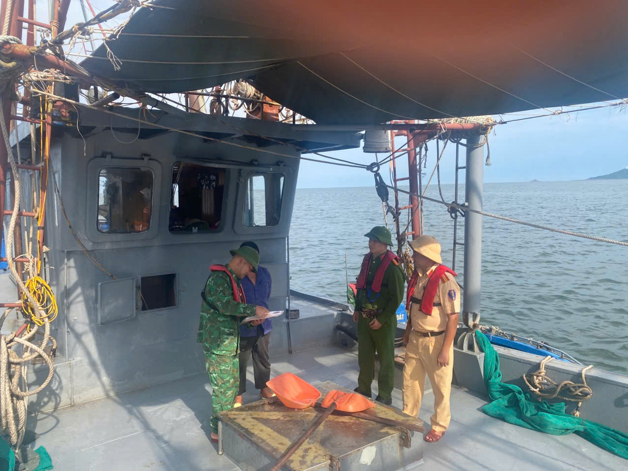 rạm KSBP Mũi Ngọc, Đồn Biên phòng Trà Cổ phối hợp với CSGT và công an phường Móng Cái 1 . Tổ chức tuyên truyền và kêu gọi tàu thuyền vào khu vực tránh trú đảm bảo an toàn trước cơn bão số 3.