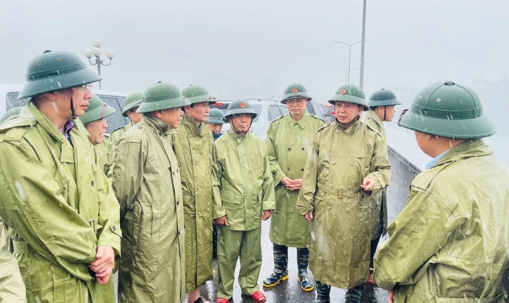 Phó Thủ tướng Chính phủ Trần Hồng Hà, Bí thư Tỉnh ủy Thanh Hóa Nguyễn Doãn Anh cùng các thành viên đoàn công tác kiểm tra hệ thống thủy lợi Cửa Đạt.