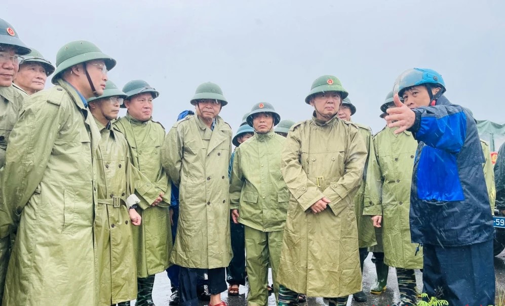 Phó Thủ tướng Chính phủ Trần Hồng Hà, Bí thư Tỉnh ủy Thanh Hóa Nguyễn Doãn Anh cùng các thành viên đoàn công tác kiểm tra hệ thống thủy lợi Cửa Đạt.