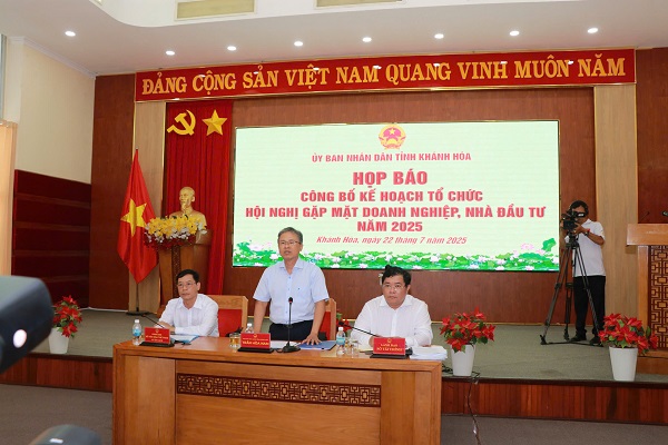 Các vị chủ trì họp báo
